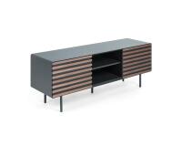 Mueble TV Kesia 2 puertas de chapa de nogal lacado negro y acero acabado negro 162 x 58 cm