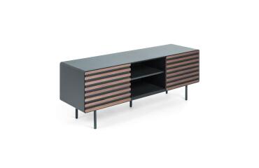 Mueble TV Kesia 2 puertas de chapa de nogal lacado negro y acero acabado negro 162 x 58 cm