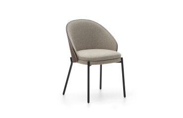 Silla Eamy marrón claro chapado en fresno con acabado wengué y metal con acabado negro