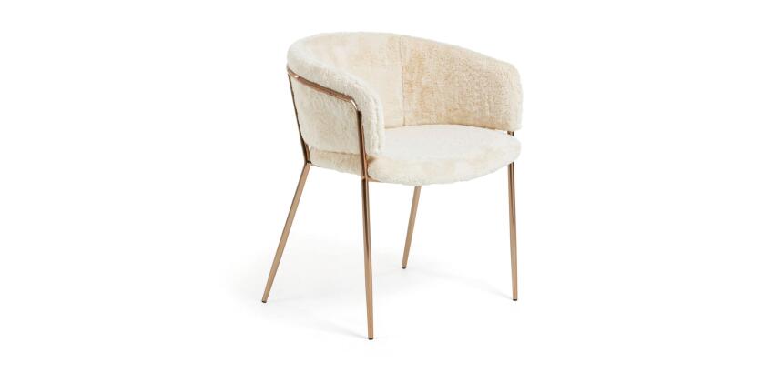 Silla Runnie de pelo blanco con patas de acero con acabado en cobre