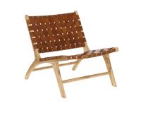 Sillón Calixta de piel y madera maciza de teca con acabado natural