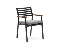Silla de exterior Bona aluminio con acabado negro y reposabrazos de madera maciza de teca