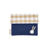 Blauw Yanil-etui met vichyruitje en geborduurd konijntje