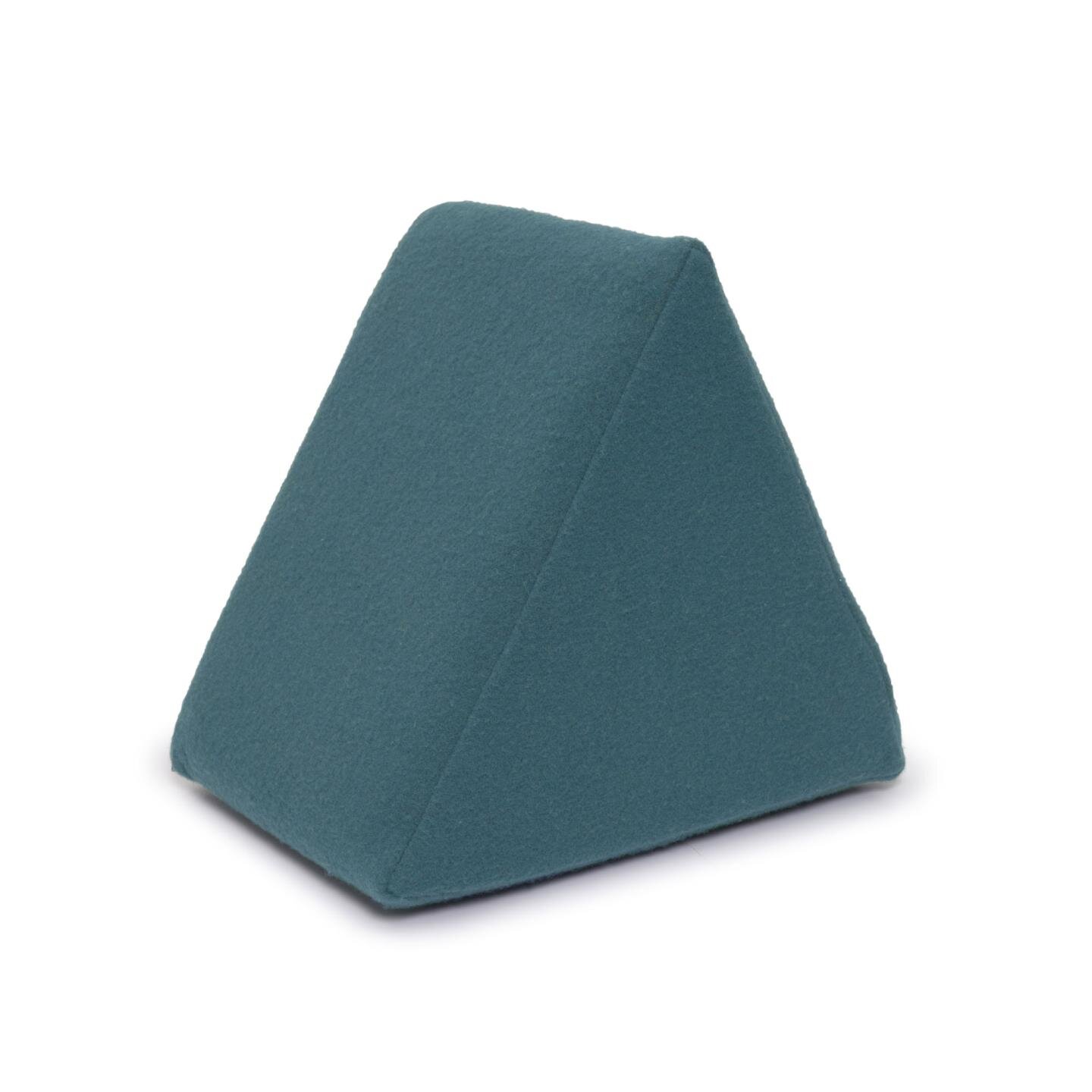 DE_Pouf triangulaire Jalila bleu 25 x 25 cm