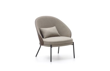 Sillón Eamy marrón claro chapado en fresno con acabado wengué y metal con acabado negro