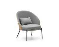 Sillón Eamy gris claro chapado en fresno con acabado natural y metal con acabado negro