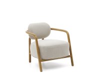 Butaca Melqui beige de madera maciza de roble con acabado natural