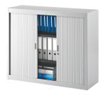 Schränke mit klassischen Vorhängen