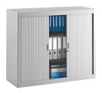 Schränke mit klassischen Vorhängen