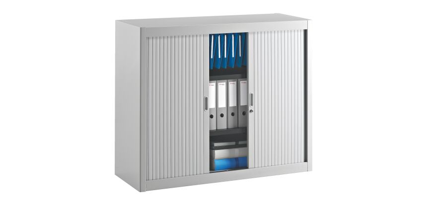 Schränke mit klassischen Vorhängen