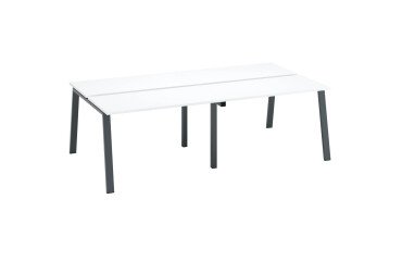 Vier-Bürocluster ECLA mit weißen Büroeinheiten L 240 x T 126 cm, Metallgestell.