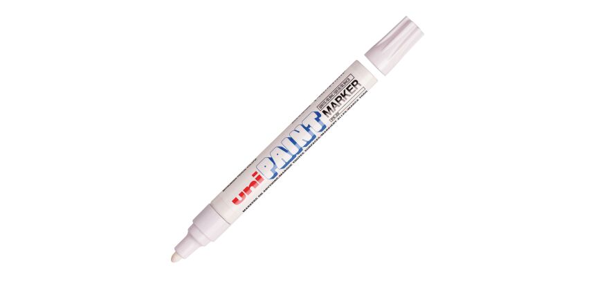 Permanentmarker Uni-Ball Paint Marker mit einer Rundspitze von 2,2 bis 2,8 mm.