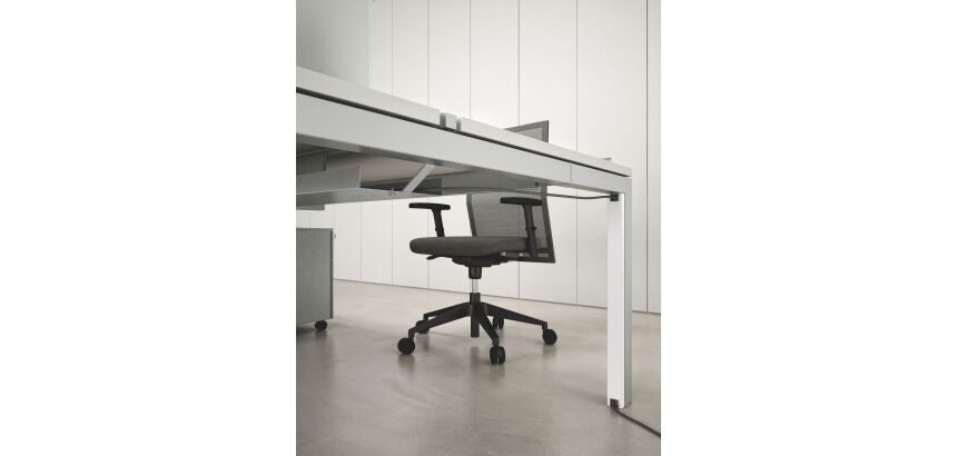 Goulotte passe-câbles verticale pour pieds Arko