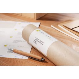 AVERY Etichette bianche in carta riciclata al 100%, 63,5x38,1mm, 21 etichette per foglio, adesivo permanente, laser e inkjet, 100 fogli