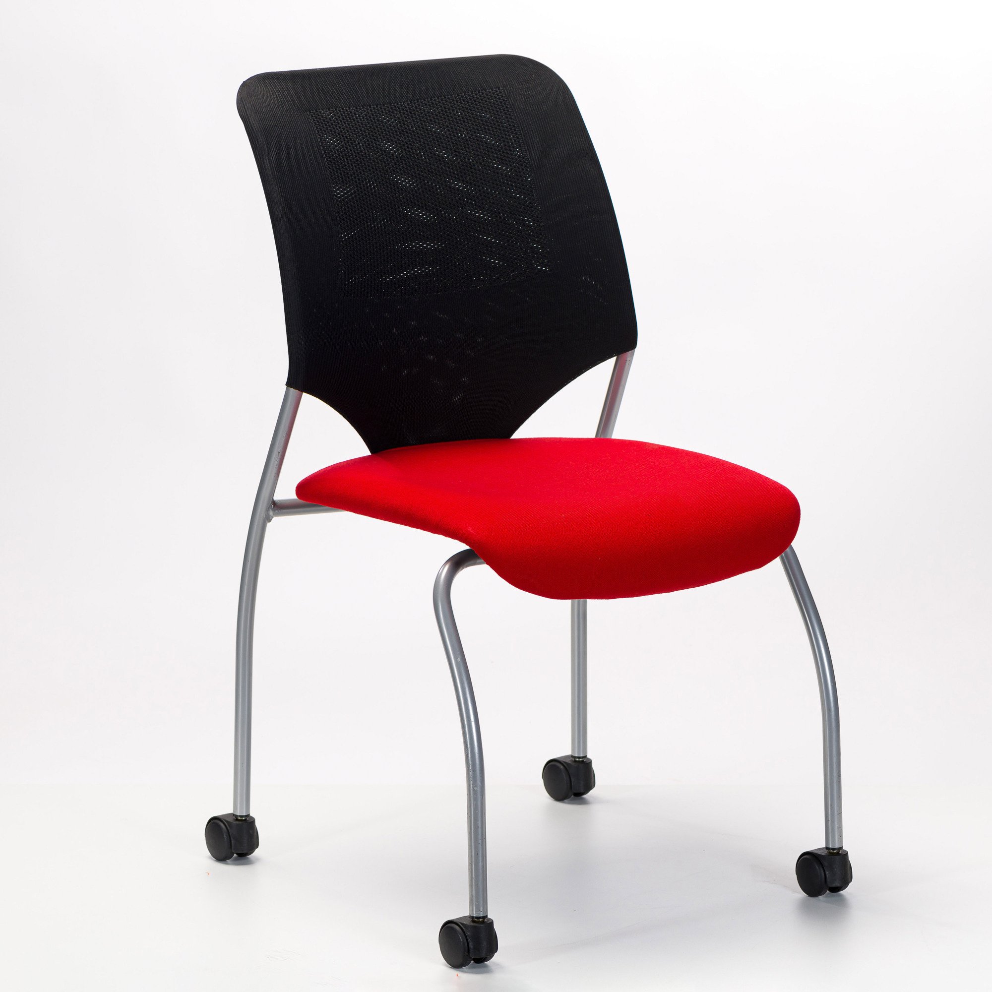 Chaise visiteur à roulettes dossier maille assise tissu rouge - reconditionné