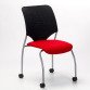 Chaise visiteur à roulettes dossier maille assise tissu rouge - reconditionné