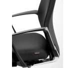Poltrona direzionale Zuco Selvio base nera e rivestimento in tessuto nero