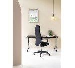 Poltrona direzionale Zuco Selvio base nera e rivestimento in tessuto nero