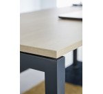 Bureau droit plateau chêne clair Teamline L 160 cm - piètement métal