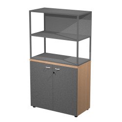 Libreria in metallo bassa antracite con ripiani rovere sovrapposta ad armadio basso rovere