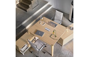 Scrivania Ostrahl con doppio mobile di servizio