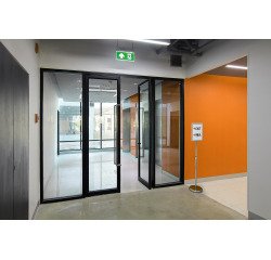 En_espositore da pavimento con cornice a scatto i