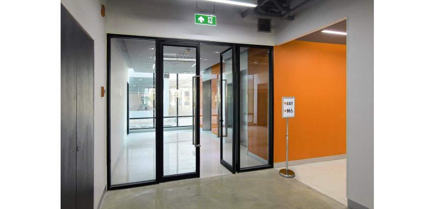 Espositore da pavimento con cornice a scatto in alluminio A4 Durable