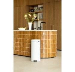 Papelera metálica con pedal 30L Brabantia NewIcon