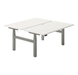 Zweipoliges Büro mit zwei elektrisch höhenverstellbaren Ergomaxx-Memo-Schreibtischen L 160 x T 80 cm weißer Oberfläche.