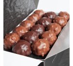 Bouquet de 15 roses Arlequin + ballotin de 570 g de rochers chocolat