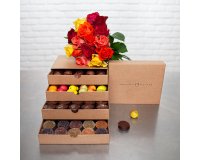Bouquet de 15 roses Arlequin et coffret découverte gourmand