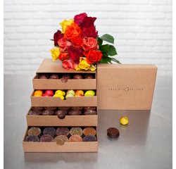 Bouquet de 15 roses Arlequin et coffret découverte gourmand