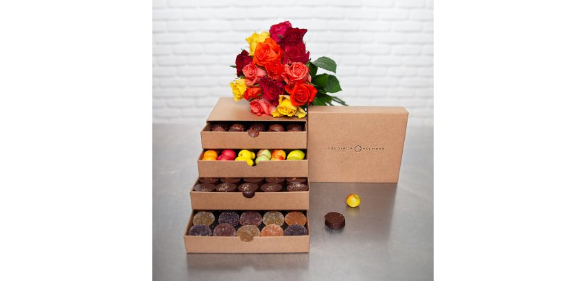 Bouquet de 15 roses Arlequin et coffret découverte gourmand