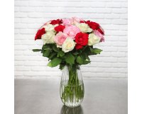 Bouquet de 30 merveilleuses roses avec vase
