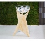 Tótem esférico con pie de madera para venta cruzada