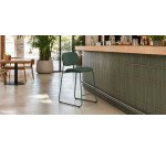 Tabouret empilable Meli en chenille verte et pieds en métal vert  H.65cm