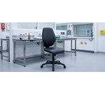 Bürostuhl Soleio mit schwarzer Kunstlederpolsterung - niedrige Rückenlehne, ohne Armlehnen - synchroner Mechanismus - schwarze Beine.