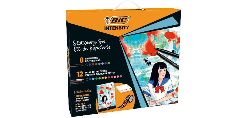 Set di cancelleria a tema manga con 12 pennarelli   8 fineliner da 0 4 mm  1 nastro  foglietti adesivi e un taccuino.