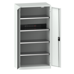 LISTA - Armoire de charge de batterie avec 2 portes en tôle pleine charnière (LxPxH) 1000x580x1950mm Type F 1x5 (230V) sur la paroi arrière, 4 rayons KEY Lock Gris clair RAL 7035