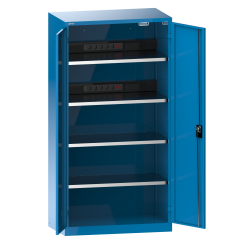 LISTA - Armoire de charge de batterie avec 2 portes en tôle pleine charnière (LxPxH) 1000x580x1950mm Type F 2x5 (230V) sur la paroi arrière, 4 rayons KEY Lock Bleu clair RAL 5012