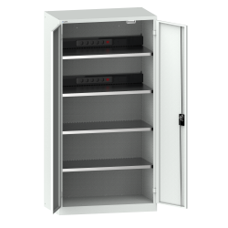 LISTA - Armoire de charge de batterie avec 2 portes en tôle pleine charnière (LxPxH) 1000x580x1950mm Type F 2x5 (230V) sur la paroi arrière, 4 rayons KEY Lock Gris clair RAL 7035