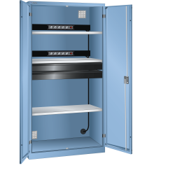 LISTA - Armoire de charge de batterie avec 2 portes en tôle pleine charnière (LxPxH) 1000x580x1950mm Type F 2x5 (230V) sur la paroi arrière, 3 rayons, 2 tiroirs KEY Lock Bleu clair RAL 5012