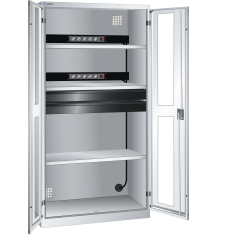 LISTA - Armoire de charge de batterie avec 2 portes à fenêtre transparente charnière (LxPxH) 1000x580x1950mm Type F 2x5 (230V) sur la paroi arrière, 3 rayons, 2 tiroirs KEY Lock Gris clair RAL 7035