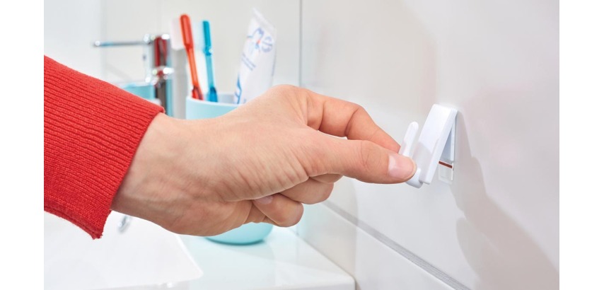 Tesa Klebehaken Powerstrips, trägt 1 kg, weiß, Blister mit 3 Haken und 4 Streifen