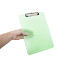 MAUL Klemmbrett A4 Hochformat aus transparentem neongrünem Kunststoff