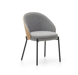 Eamy lichtgrijze stoel in essenhoutfineer met natuurlijke afwerking en zwart metaal