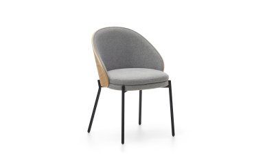 Silla Eamy gris claro chapado en fresno con acabado natural y metal con acabado negro
