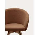 Silla giratoria Marvin chenilla marrón y patas de madera maciza de haya acabado nogal