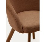 Silla giratoria Marvin chenilla marrón y patas de madera maciza de haya acabado nogal