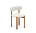 Chaise Nebai en bouclette blanche et structure en bois de chêne avec finition naturelle